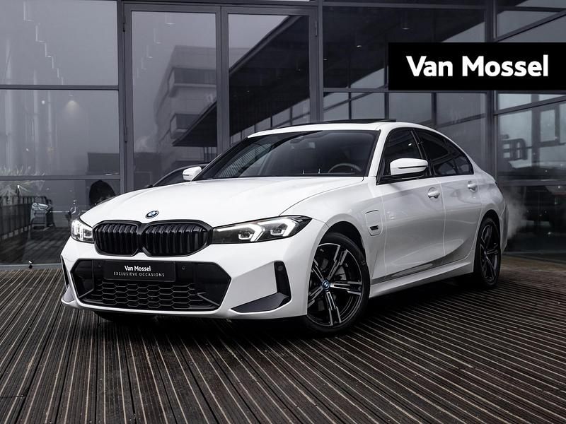 Wit Occasion 2023 BMW 320e M Sport Sedan | € 38.900 (Eerlijke prijs) - Afbeelding 1/4
