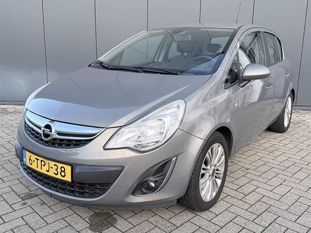 Grijs (metallic) Occasion 2013 Opel Corsa Cosmo Hatchback | € 5.495 (Eerlijke prijs) - Afbeelding 1/4