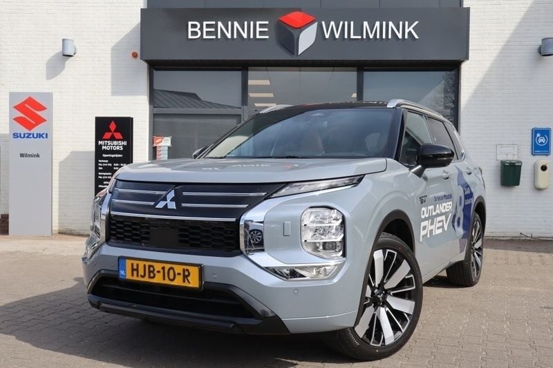 Moonstone grey (grijs metallic) Gebruikt 2025 Mitsubishi Outlander P-HEV Instyle SUV | € 60.995 - Afbeelding 1/4