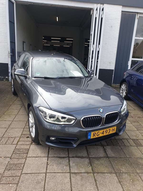 Grijs Gebruikt 2017 BMW 118 Executive Hatchback | € 11.900 (Goede deal) - Afbeelding 1/4