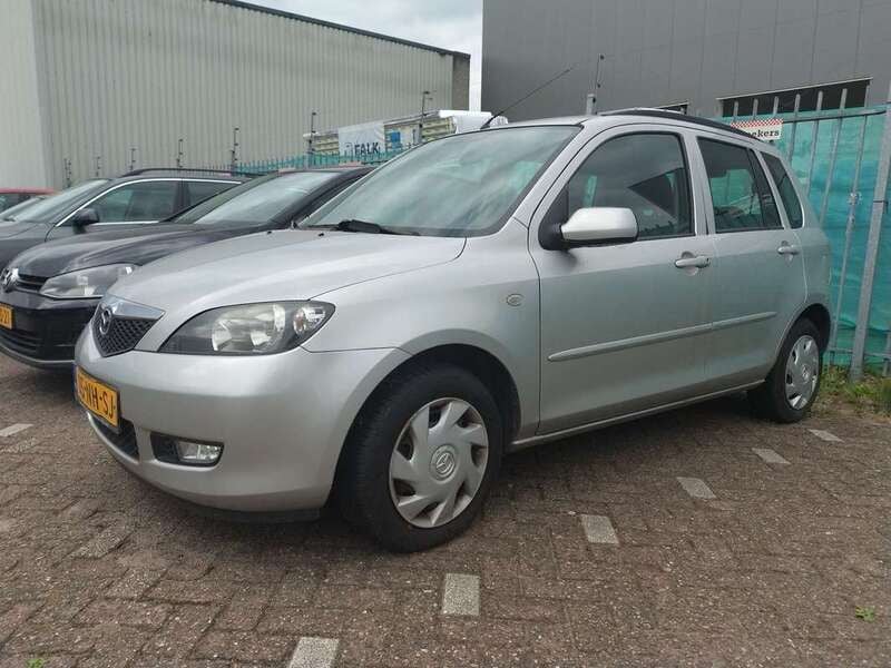 Grijs Gebruikt 2003 Mazda 2 Exclusive Stationwagen | € 1.500 (Goede deal) - Afbeelding 1/4