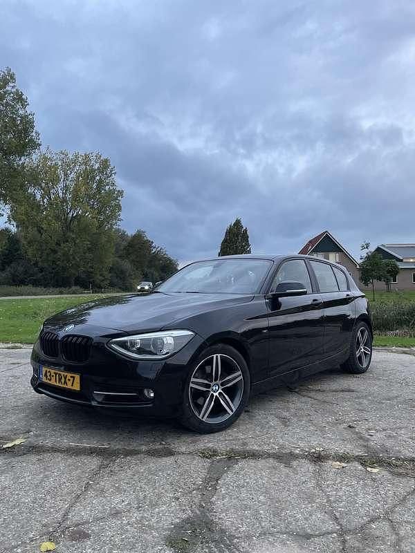 Zwart Gebruikt 2012 BMW 116 Hatchback | € 9.699 (Eerlijke prijs) - Afbeelding 1/4