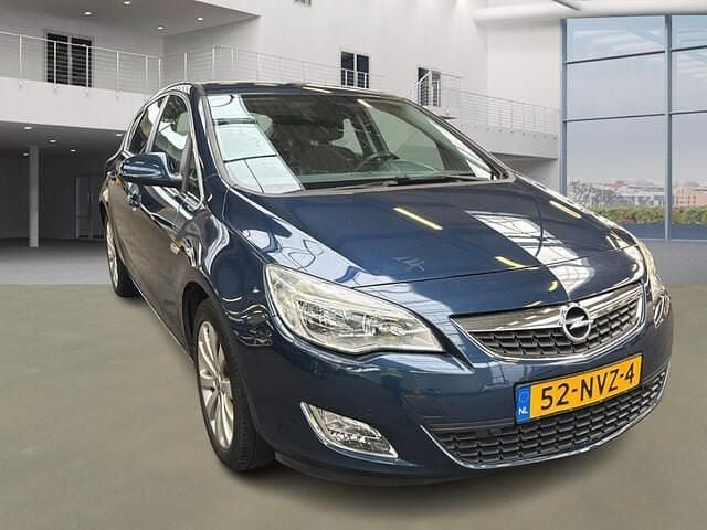 Blauw Gebruikt 2010 Opel Astra Cosmo Hatchback | € 3.250 (Eerlijke prijs) - Afbeelding 1/4