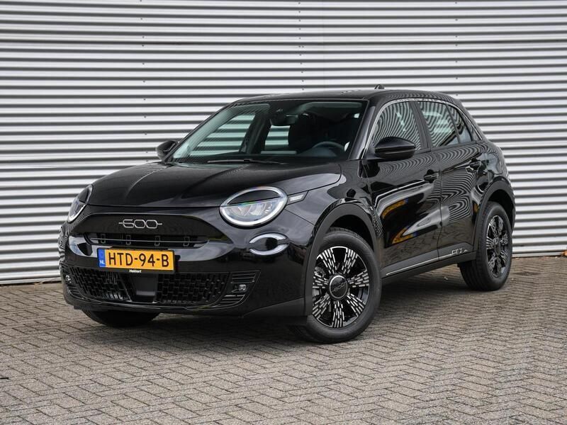 Zwart Nieuw 2025 Fiat 600 Urban SUV | € 28.495 (Super prijs) - Afbeelding 1/3