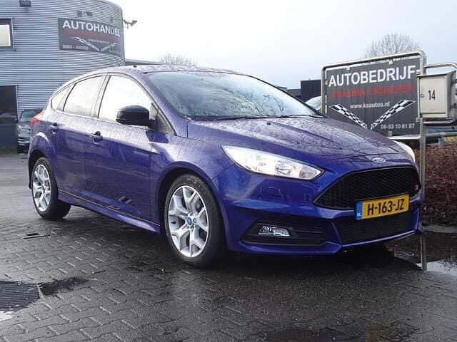Blauw Occasion 2017 Ford Focus ST-Line Hatchback | € 9.950 (Super prijs) - Afbeelding 1/4