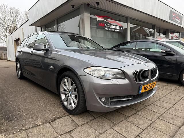 Grijs Occasion 2011 BMW 530 Executive Stationwagen | € 7.499 (Eerlijke prijs) - Afbeelding 1/4
