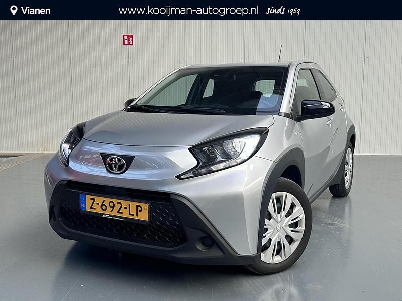 Shimmering silver metallic (grijs metallic) Gebruikt 2024 Toyota Aygo X Play SUV | € 19.950 - Afbeelding 1/4