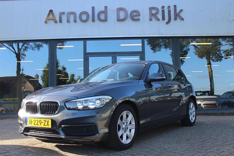 Grijs Gebruikt 2018 BMW 118 Hatchback | € 15.950 (Goede deal) - Afbeelding 1/4