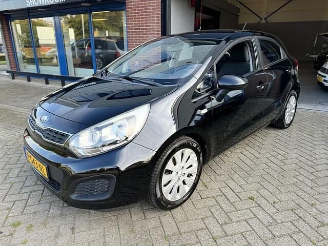 Zwart Gebruikt 2012 Kia Rio Comfort Hatchback | € 4.950 (Goede deal) - Afbeelding 1/4