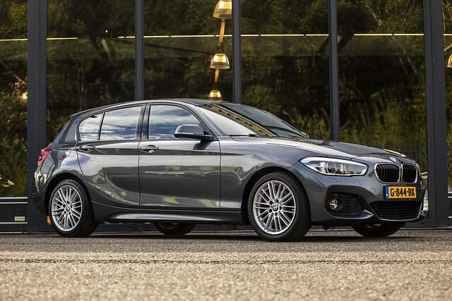 Grijs Gebruikt 2018 BMW 120 Executive Hatchback | € 19.950 (Eerlijke prijs) - Afbeelding 1/4