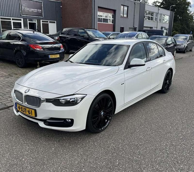 Wit Gebruikt 2014 BMW 320 Sport Line Sedan | € 11.500 (Eerlijke prijs) - Afbeelding 1/4