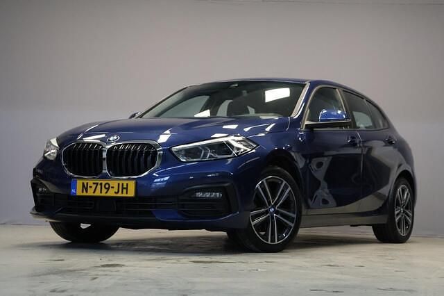 Blauw Occasion 2021 BMW 118 Basis Hatchback | € 20.645 (Super prijs) - Afbeelding 1/4