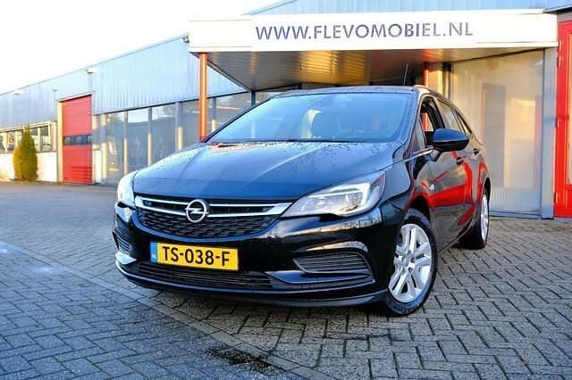 Zwart Occasion 2018 Opel Astra Edition Stationwagen | € 9.950 (Goede deal) - Afbeelding 1/4