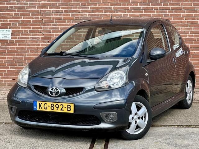 Grijs Gebruikt 2005 Toyota Aygo Hatchback | € 2.450 (Iets duurder) - Afbeelding 1/4