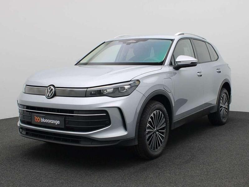 Grijs, metallic lak Nieuw 2025 VW Tiguan Edition SUV | € 49.900 (Super prijs) - Afbeelding 1/4