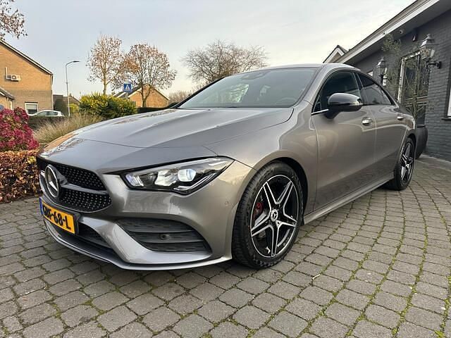 Grijs Occasion 2020 Mercedes CLA180 Premium Plus Sedan | € 29.500 (Eerlijke prijs) - Afbeelding 1/4