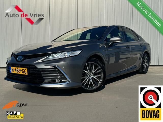 Grijs, metallic lak Gebruikt 2021 Toyota Camry Executive Sedan | € 33.995 (Eerlijke prijs) - Afbeelding 1/4