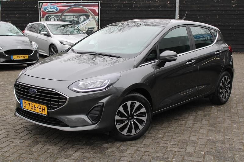 Grijs Occasion 2023 Ford Fiesta Titanium Hatchback | € 15.995 (Eerlijke prijs) - Afbeelding 1/4
