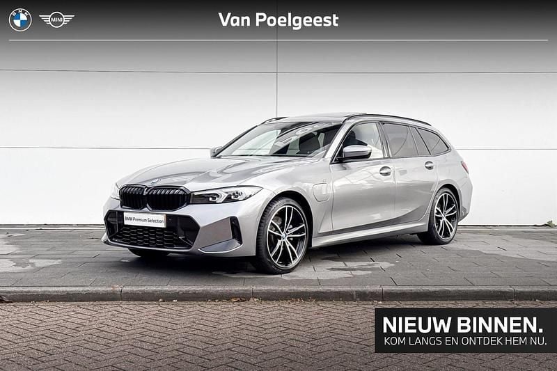 Grijs Gebruikt 2024 BMW 320e Comfort Edition Stationwagen | € 43.900 (Iets duurder) - Afbeelding 1/4