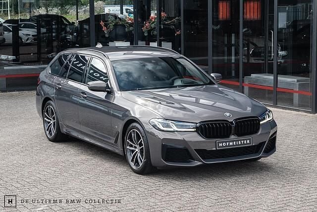 Grijs Gebruikt 2021 BMW 530e M Sport Stationwagen | € 37.950 (Goede deal) - Afbeelding 1/4