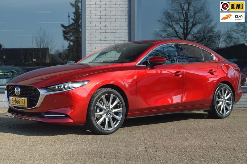 Rood Occasion 2023 Mazda 3 Luxury Sedan | € 32.745 (Duur) - Afbeelding 1/4