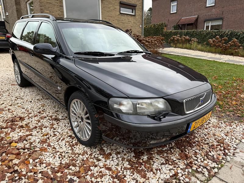 Zwart (metallic) Gebruikt 2002 Volvo V70 Comfort Stationwagen | € 4.495 (Eerlijke prijs) - Afbeelding 1/4