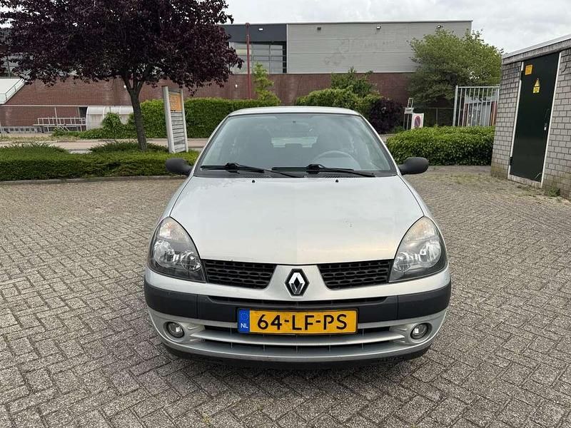 Grijs Gebruikt 2002 Renault Clio II Dynamique Hatchback | € 650 (Super prijs) - Afbeelding 1/4