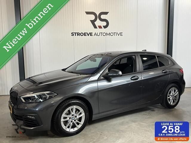 Grijs Gebruikt 2020 BMW 118 Sport Line Hatchback | € 15.950 (Eerlijke prijs) - Afbeelding 1/4