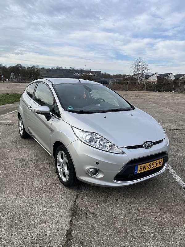 Grijs Gebruikt 2010 Ford Fiesta Trend Hatchback | € 4.250 (Eerlijke prijs) - Afbeelding 1/4
