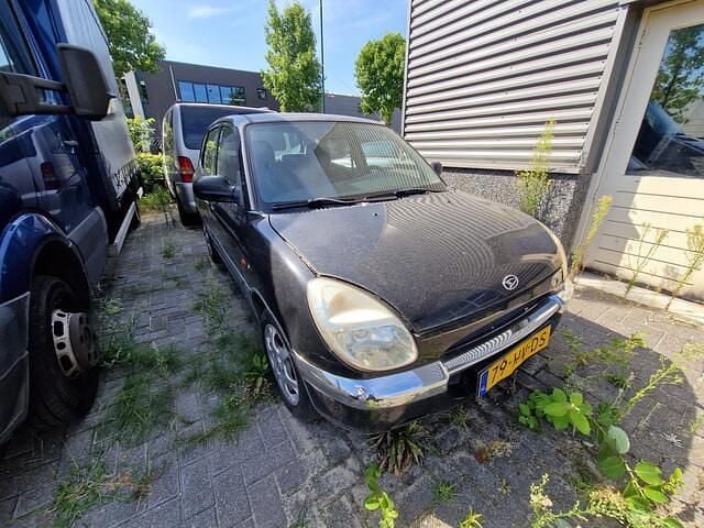Occasion Daihatsu Sirion 56 PK (41 kW) 2001 Zwart Hatchback