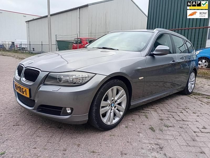 Grijs Occasion 2012 BMW 320 Luxury Line Stationwagen | € 6.450 (Eerlijke prijs) - Afbeelding 1/4