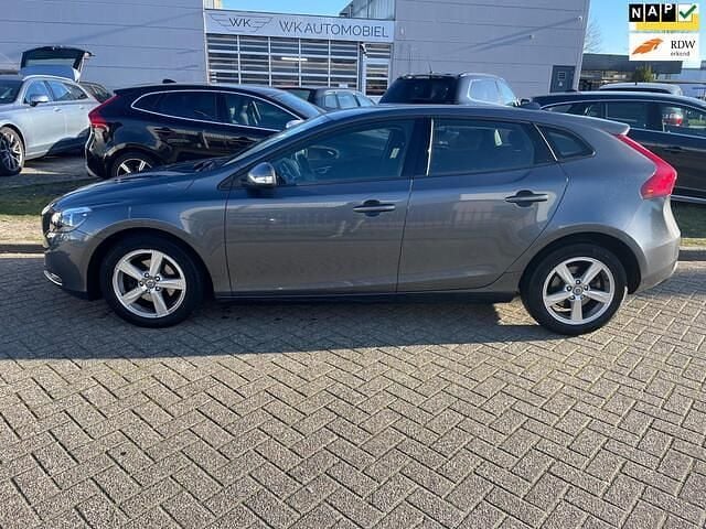 Grijs (metallic) Gebruikt 2013 Volvo V40 Kinetic Hatchback | € 6.750 (Eerlijke prijs) - Afbeelding 1/4