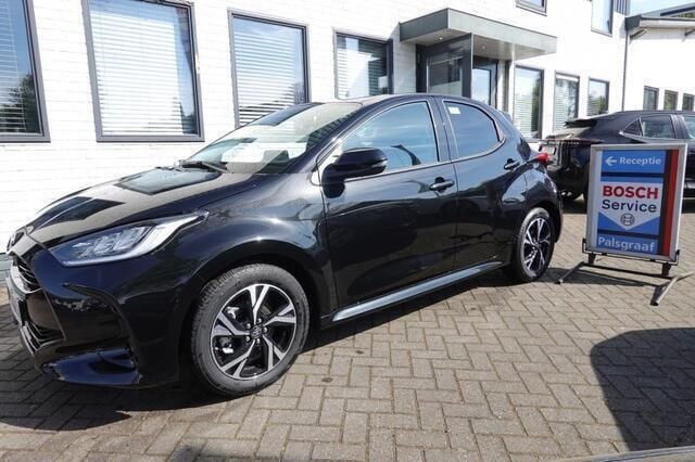 Zwart Nieuw 2025 Toyota Yaris Comfort Hatchback | € 27.950 (Super prijs) - Afbeelding 1/4