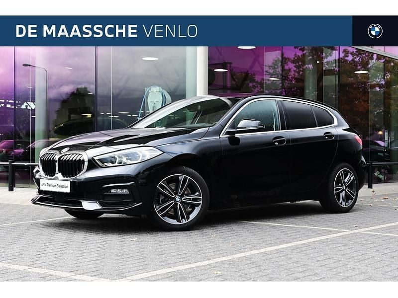 Zwart Occasion 2023 BMW 118 Sport Line Hatchback | € 24.750 (Eerlijke prijs) - Afbeelding 1/4