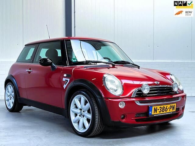 Rood, metallic lak Gebruikt 2006 Mini ONE Seven Hatchback | € 2.999 (Eerlijke prijs) - Afbeelding 1/4