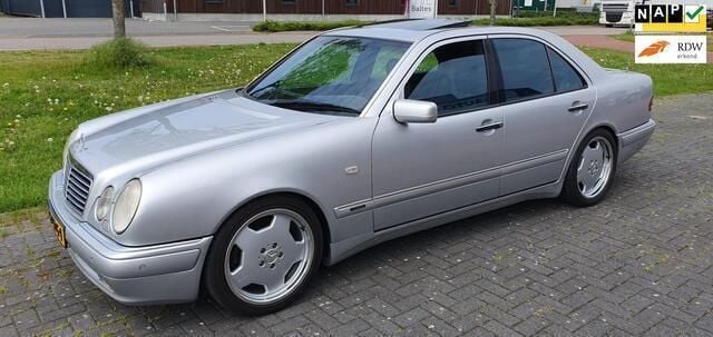 Grijs, metallic lak Gebruikt 1997 Mercedes E50 AMG AMG Sedan | € 13.950 - Afbeelding 1/4