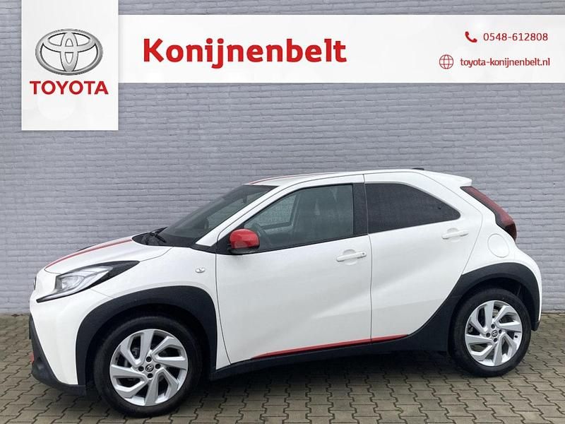 Wit Gebruikt 2022 Toyota Aygo X SUV | € 17.995 - Afbeelding 1/4