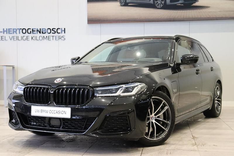 Zwart Occasion 2023 BMW 530e Comfort Edition Stationwagen | € 44.950 (Eerlijke prijs) - Afbeelding 1/4