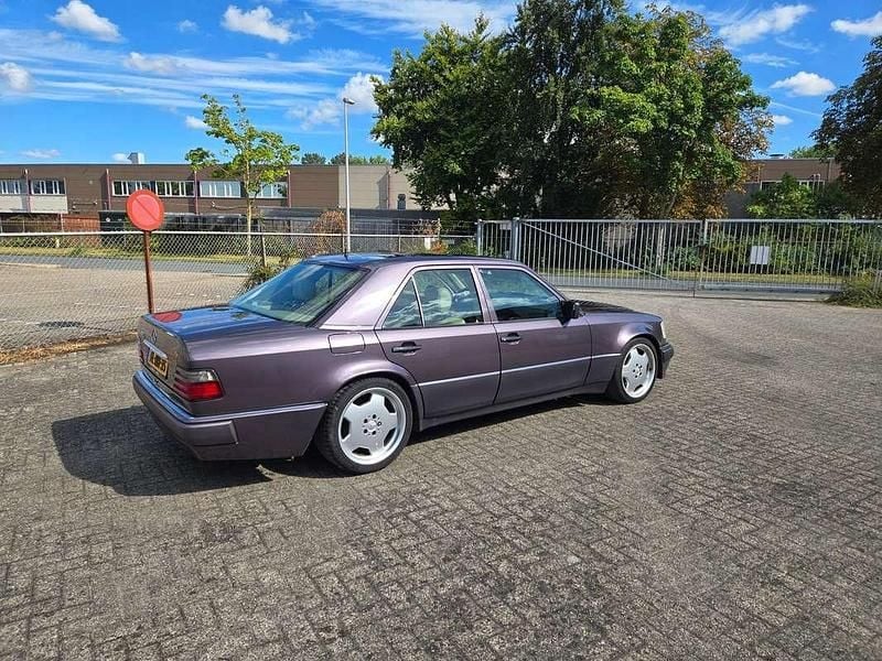 Rood Gebruikt 1992 Mercedes E500 Sedan | € 43.000 - Afbeelding 1/4