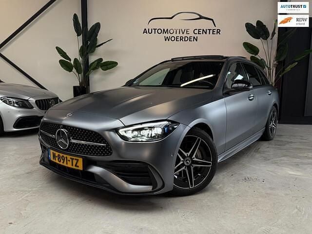 Grijs Gebruikt 2022 Mercedes C200 AMG Stationwagen | € 37.999 (Goede deal) - Afbeelding 1/4