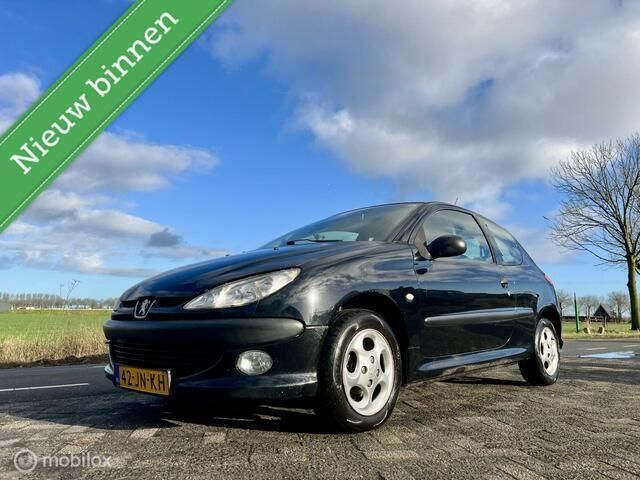 Zwart Gebruikt 2002 Peugeot 206 Premium Hatchback | € 1.250 (Eerlijke prijs) - Afbeelding 1/4