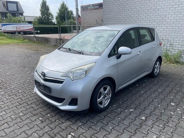 Grijs Gebruikt 2012 Toyota Verso-S MPV | € 8.900 (Eerlijke prijs) - Afbeelding 1/4