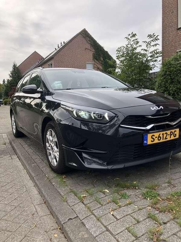 Zwart Gebruikt 2023 Kia Ceed Stationwagen | € 16.500 (Goede deal) - Afbeelding 1/4