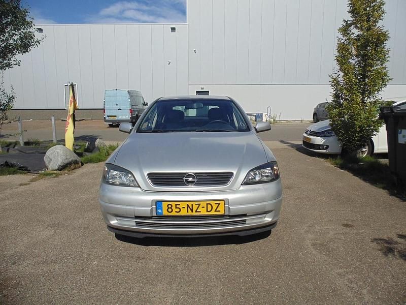 Grijs Gebruikt 2004 Opel Astra Njoy Hatchback | € 1.749 (Eerlijke prijs) - Afbeelding 1/4