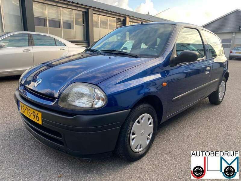 Blauw, metallic lak Gebruikt 1999 Renault Clio II Hatchback | € 2.250 (Eerlijke prijs) - Afbeelding 1/4