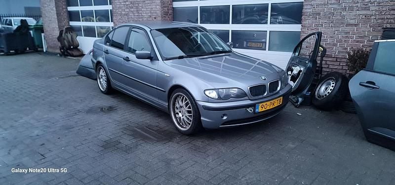 Grijs (metallic) Occasion 2004 BMW 316 Sedan | € 1.499 (Goede deal) - Afbeelding 1/4