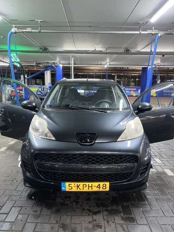 Grijs Gebruikt 2010 Peugeot 107 Urban Move Hatchback | € 4.249 (Iets duurder) - Afbeelding 1/4