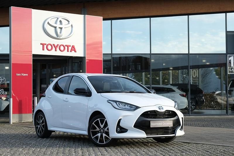 Wit Gebruikt 2021 Toyota Yaris Hybrid Executive Hatchback | € 22.999 (Iets duurder) - Afbeelding 1/1