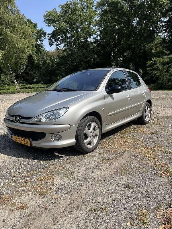 Grijs Gebruikt 2005 Peugeot 206 Griffe Hatchback | € 1.650 (Eerlijke prijs) - Afbeelding 1/4