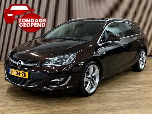 Bruin Gebruikt 2014 Opel Astra Sport Stationwagen | € 9.945 (Eerlijke prijs) - Afbeelding 1/4